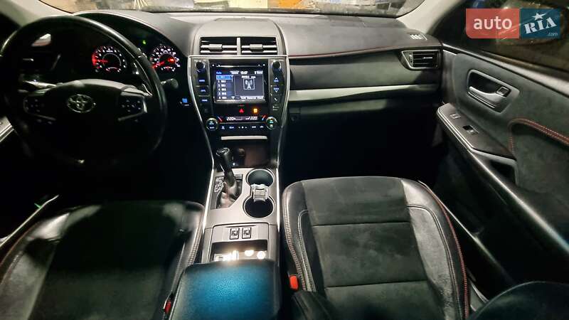 Седан Toyota Camry 2016 в Киеве