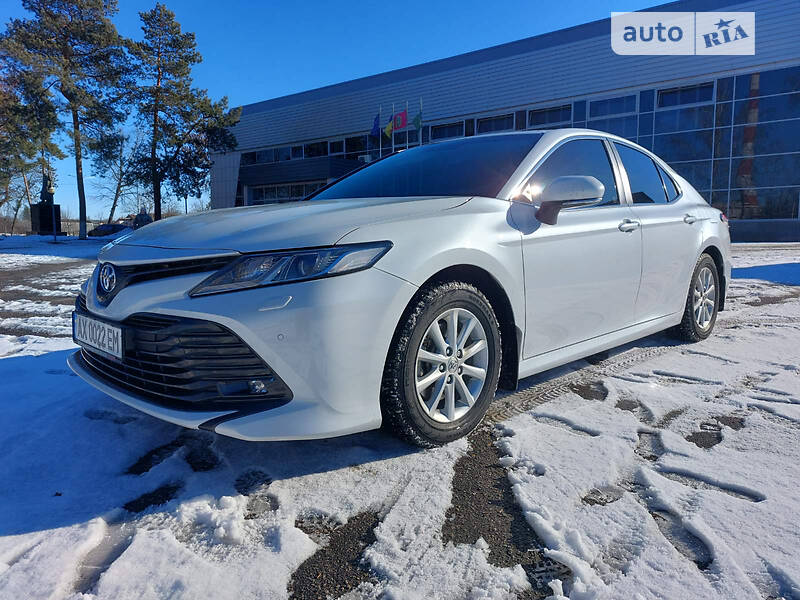 Седан Toyota Camry 2019 в Харькове