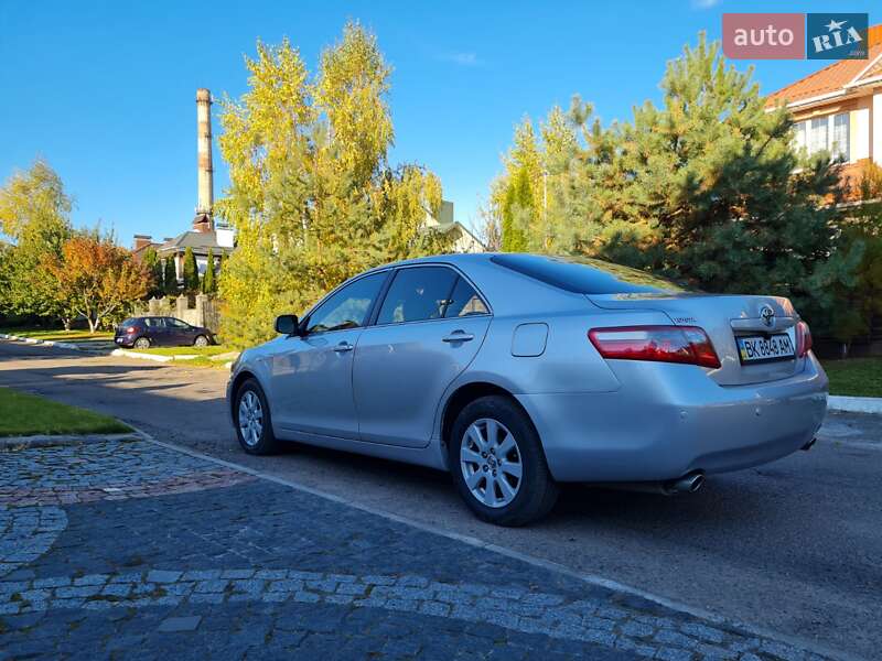 Седан Toyota Camry 2008 в Рівному