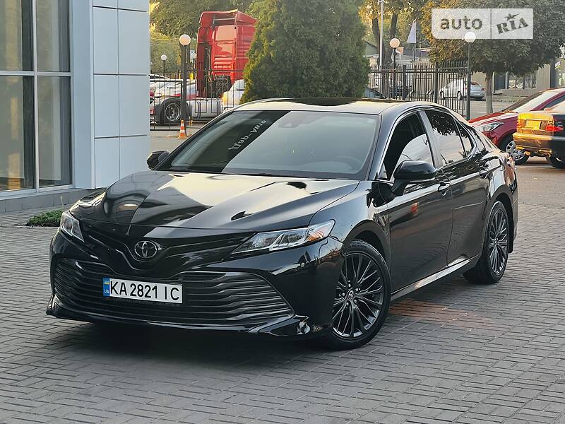 Седан Toyota Camry 2019 в Киеве