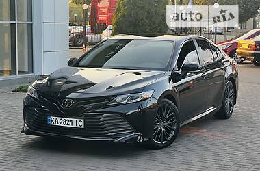 Седан Toyota Camry 2019 в Киеве