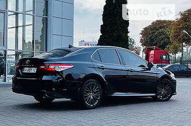 Седан Toyota Camry 2019 в Киеве