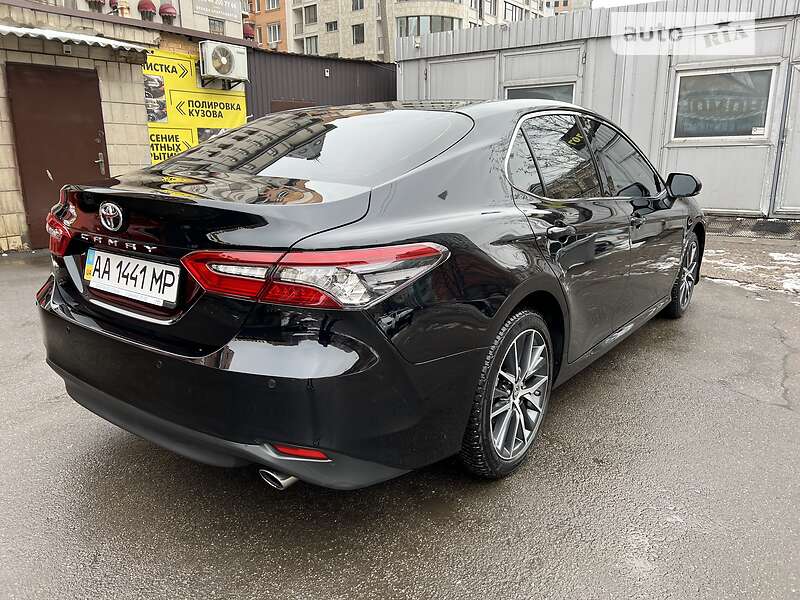 Седан Toyota Camry 2021 в Киеве