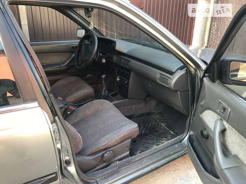 Седан Toyota Camry 1990 в Киеве