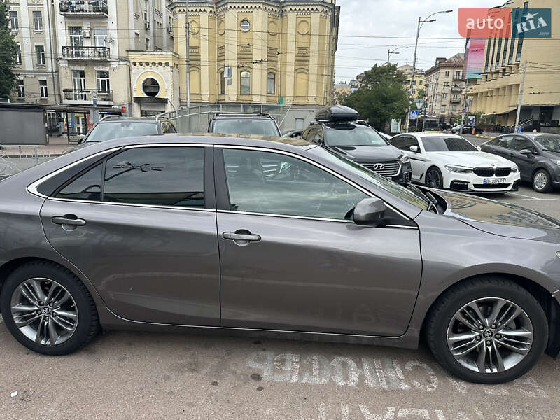 Седан Toyota Camry 2016 в Киеве