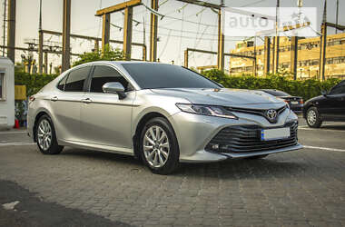 Седан Toyota Camry 2019 в Киеве