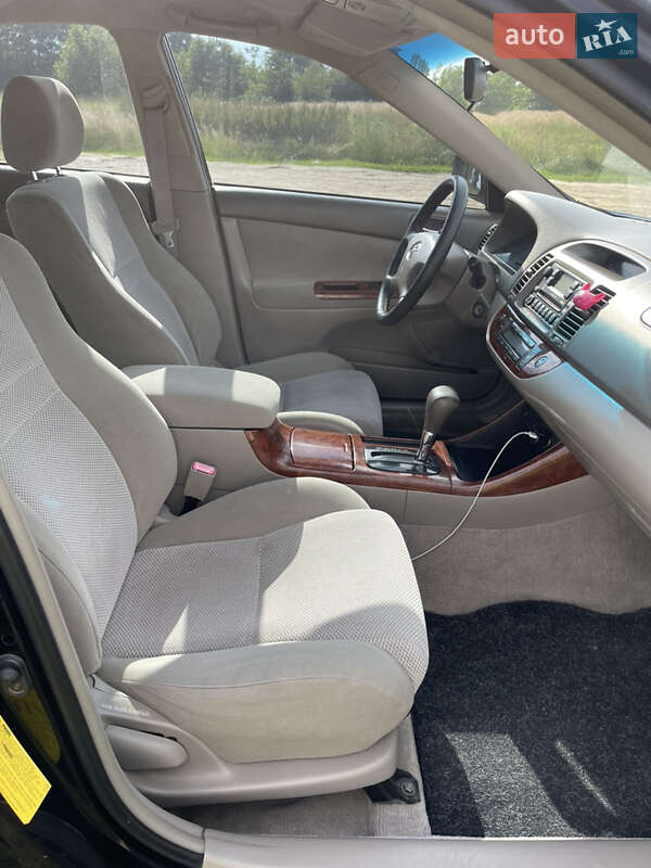 Седан Toyota Camry 2004 в Ровно