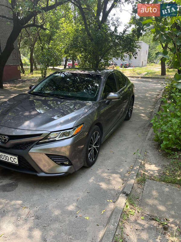 Седан Toyota Camry 2017 в Днепре