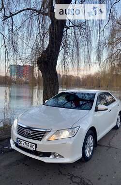 Седан Toyota Camry 2011 в Ровно