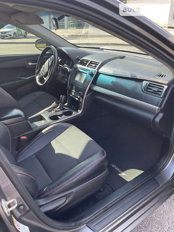 Седан Toyota Camry 2016 в Софиевской Борщаговке