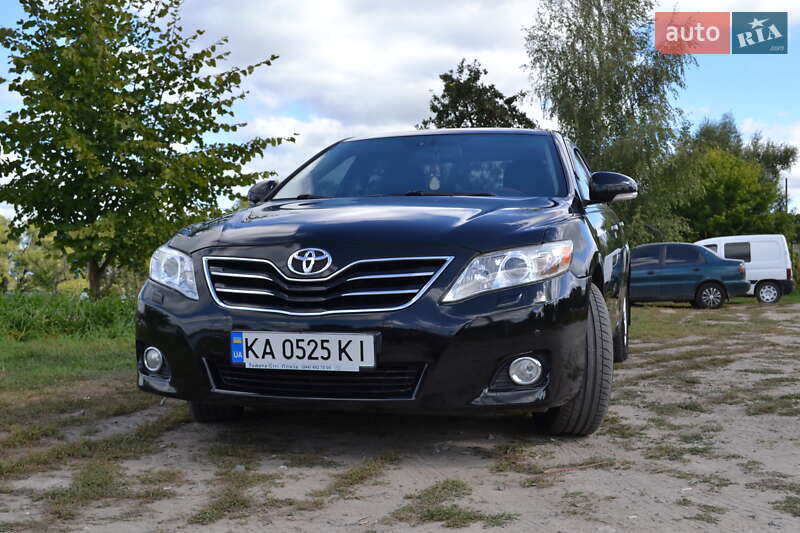 Седан Toyota Camry 2010 в Глухове