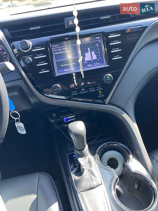 Седан Toyota Camry 2019 в Ровно