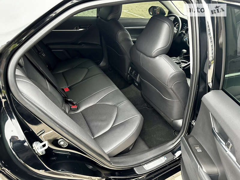 Седан Toyota Camry 2023 в Луцьку