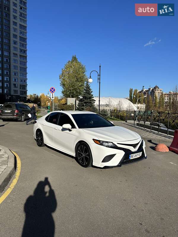 Седан Toyota Camry 2018 в Киеве