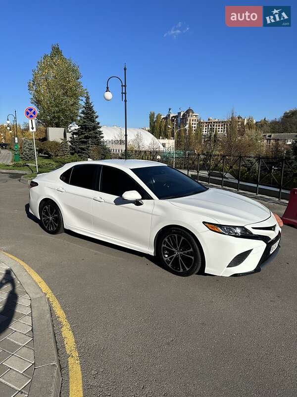 Седан Toyota Camry 2018 в Киеве
