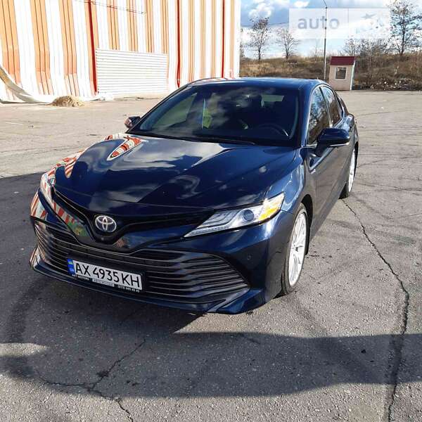 Седан Toyota Camry 2018 в Харькове