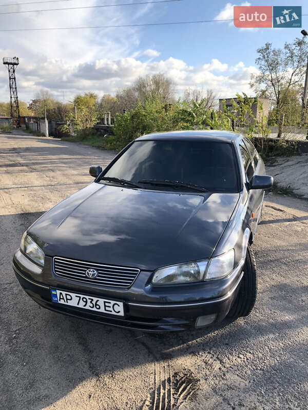 Седан Toyota Camry 1998 в Запоріжжі