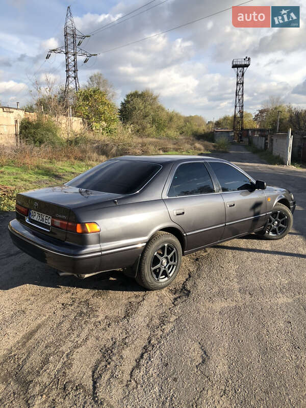 Седан Toyota Camry 1998 в Запоріжжі
