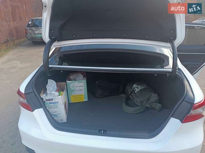 Седан Toyota Camry 2021 в Львове