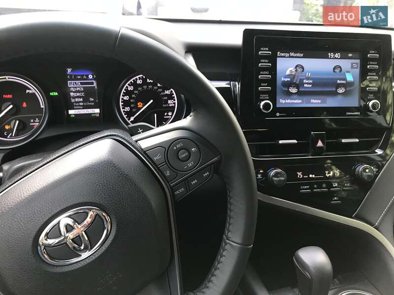 Седан Toyota Camry 2022 в Рівному