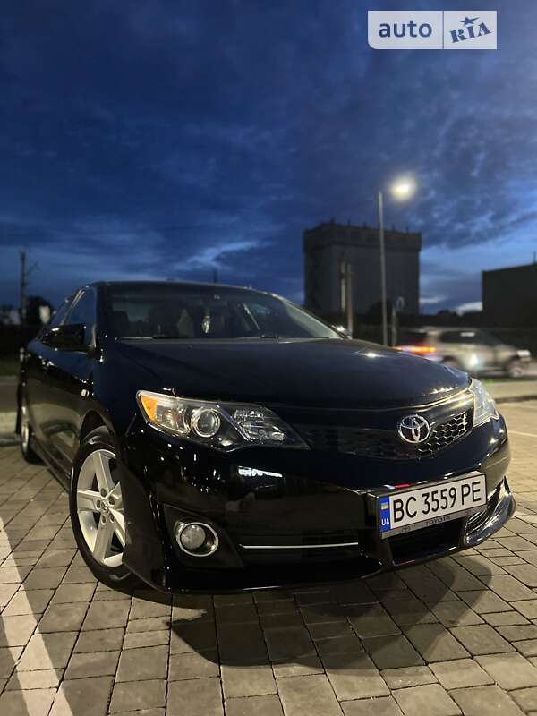 Седан Toyota Camry 2013 в Стрию