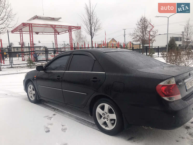 Седан Toyota Camry 2004 в Києві