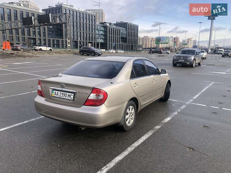 Седан Toyota Camry 2004 в Киеве