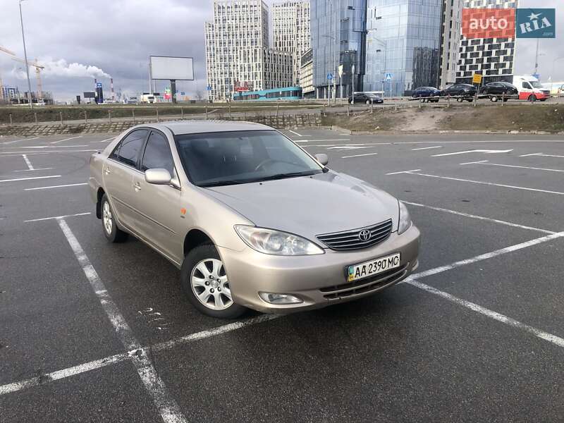 Седан Toyota Camry 2004 в Киеве
