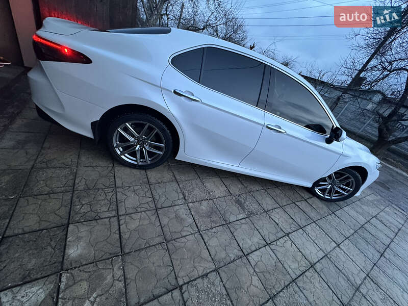Седан Toyota Camry 2018 в Харькове