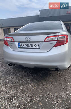 Седан Toyota Camry 2014 в Харкові
