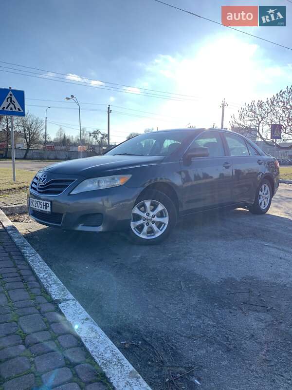 Седан Toyota Camry 2010 в Ровно
