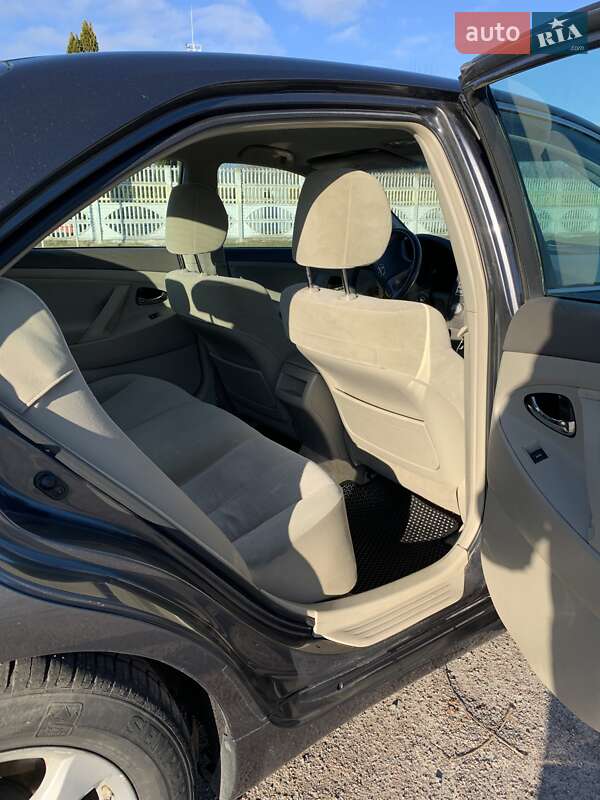 Седан Toyota Camry 2010 в Ровно