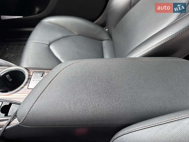 Седан Toyota Camry 2019 в Днепре