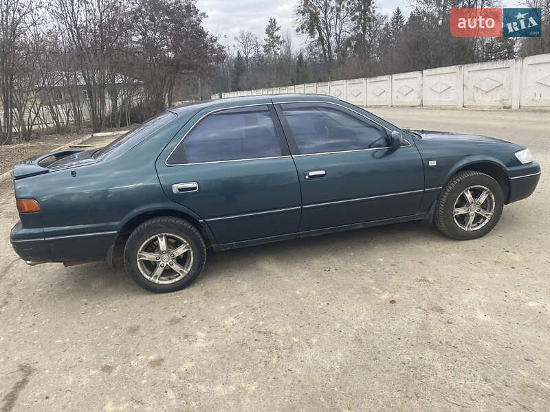 Седан Toyota Camry 1998 в Харькове