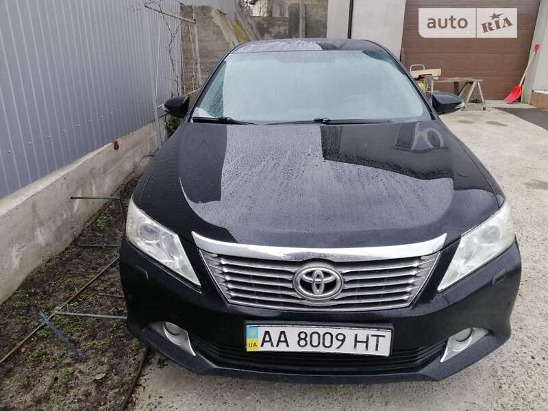 Седан Toyota Camry 2013 в Киеве