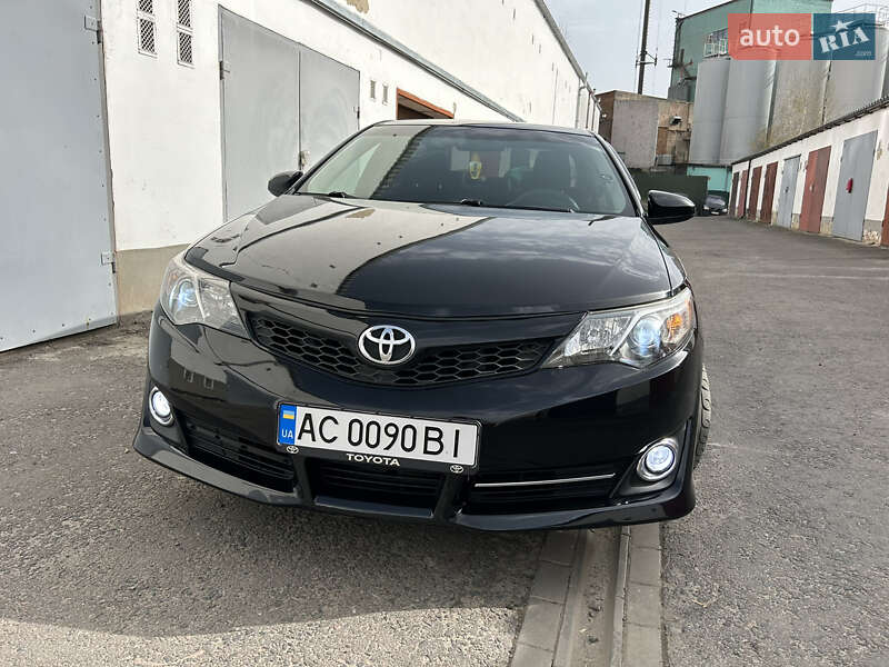 Седан Toyota Camry 2012 в Луцьку
