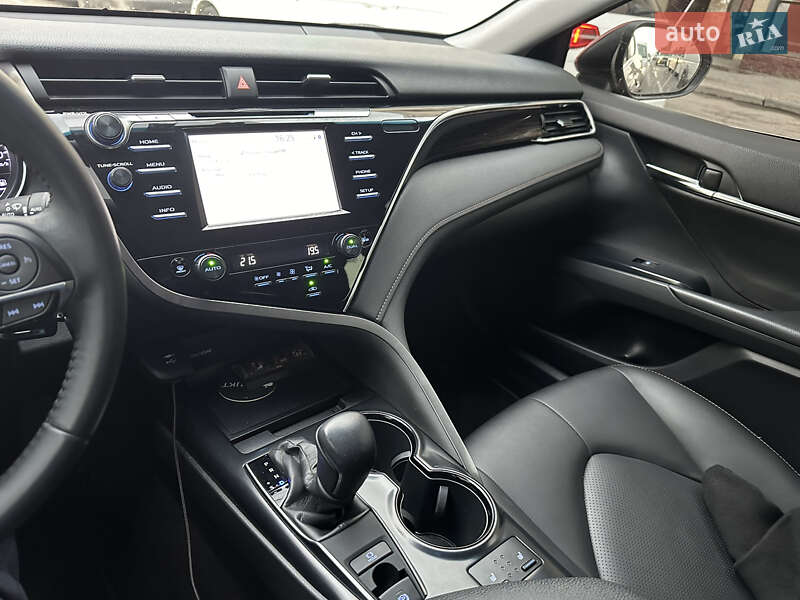 Седан Toyota Camry 2018 в Запоріжжі