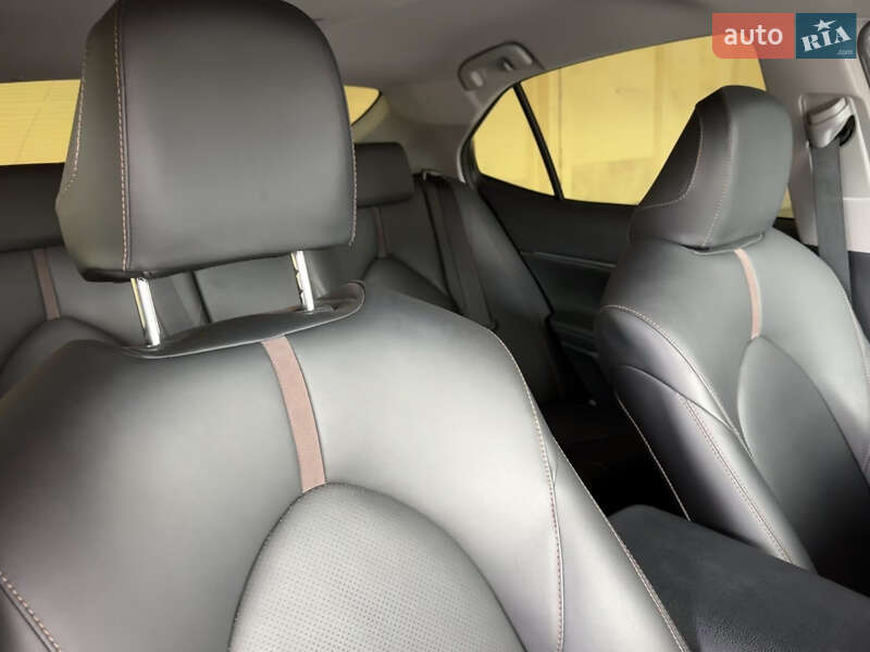 Седан Toyota Camry 2018 в Запоріжжі