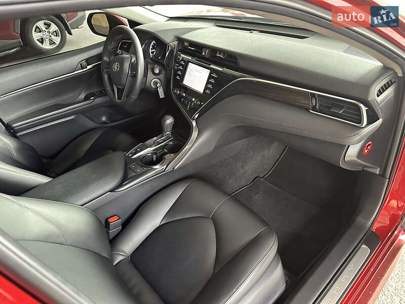 Седан Toyota Camry 2018 в Запоріжжі