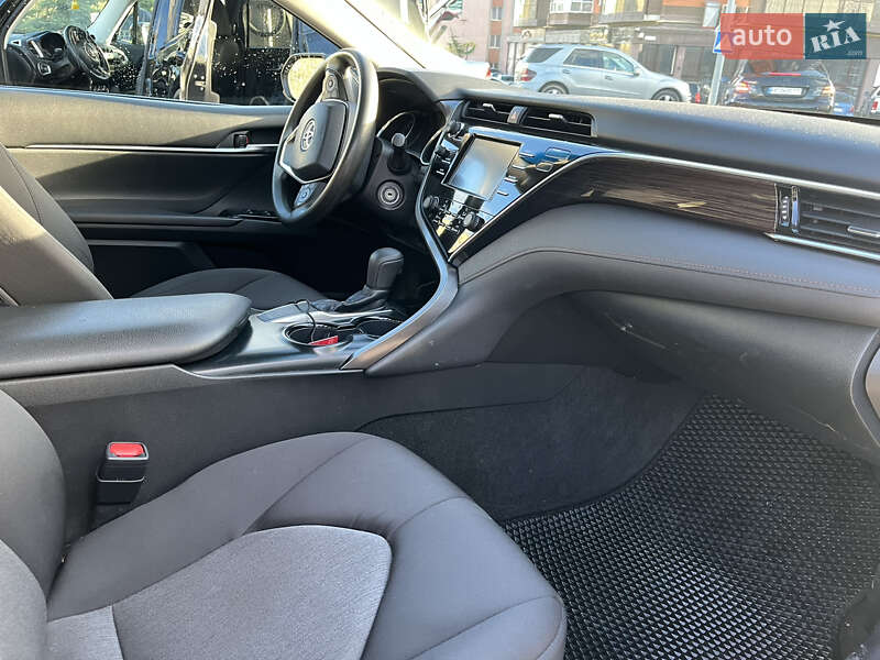 Седан Toyota Camry 2018 в Львові