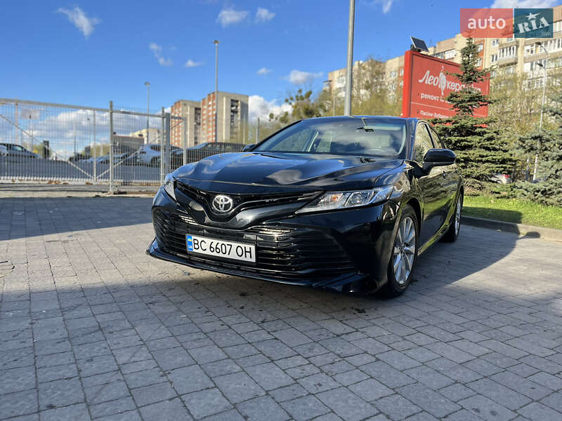 Седан Toyota Camry 2018 в Львові