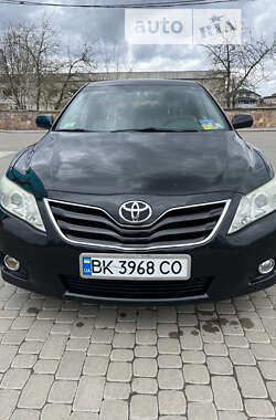 Седан Toyota Camry 2011 в Березному