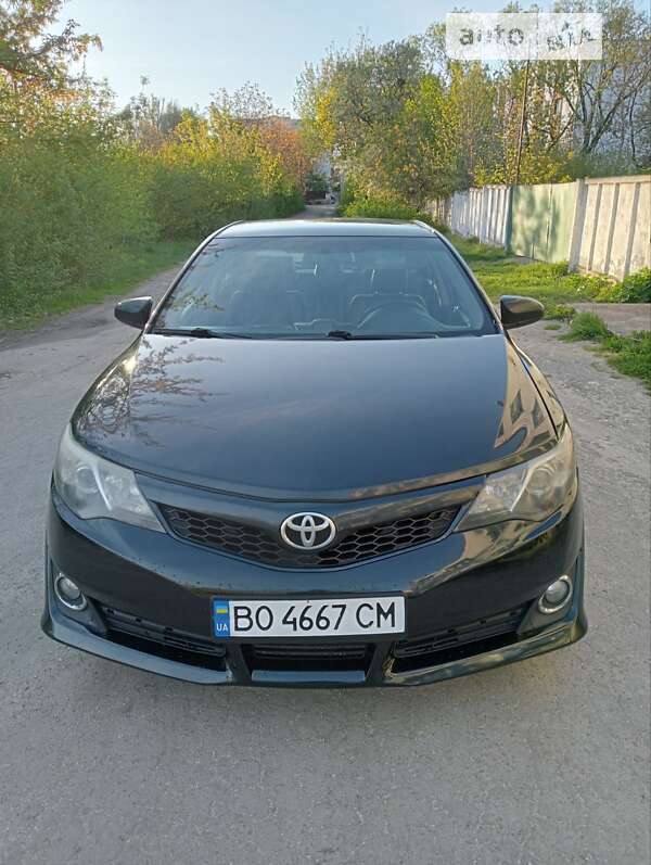 Седан Toyota Camry 2014 в Тернополе