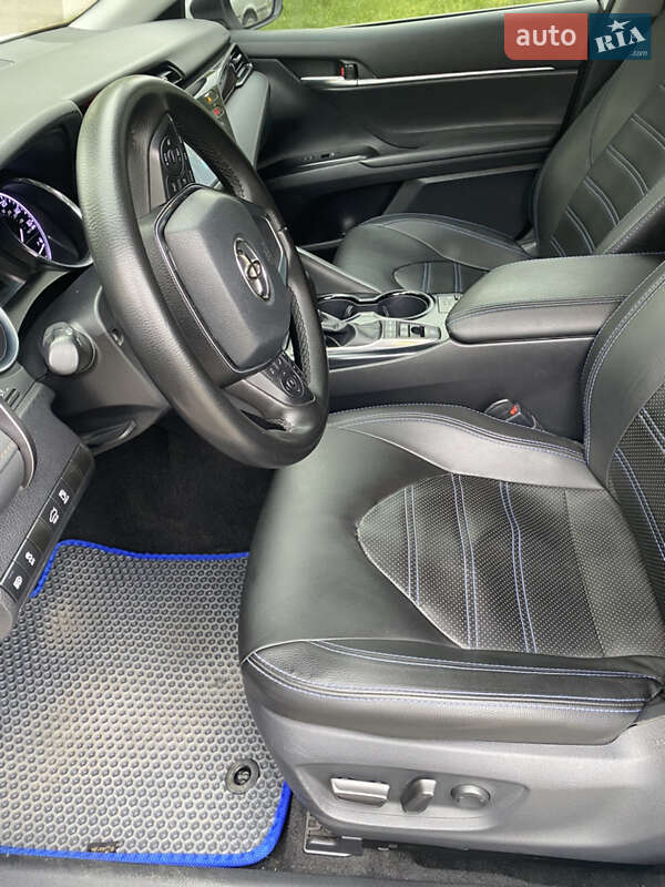 Седан Toyota Camry 2019 в Черкассах