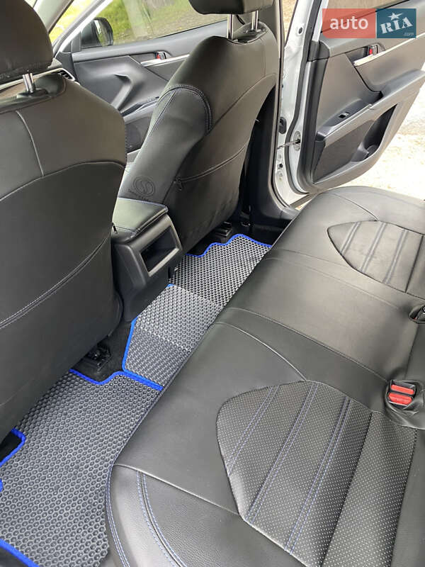 Седан Toyota Camry 2019 в Черкассах