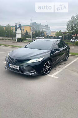 Седан Toyota Camry 2017 в Ровно