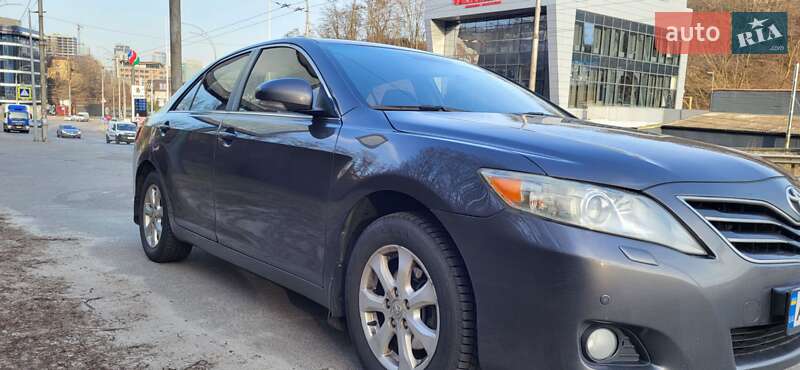 Седан Toyota Camry 2010 в Киеве