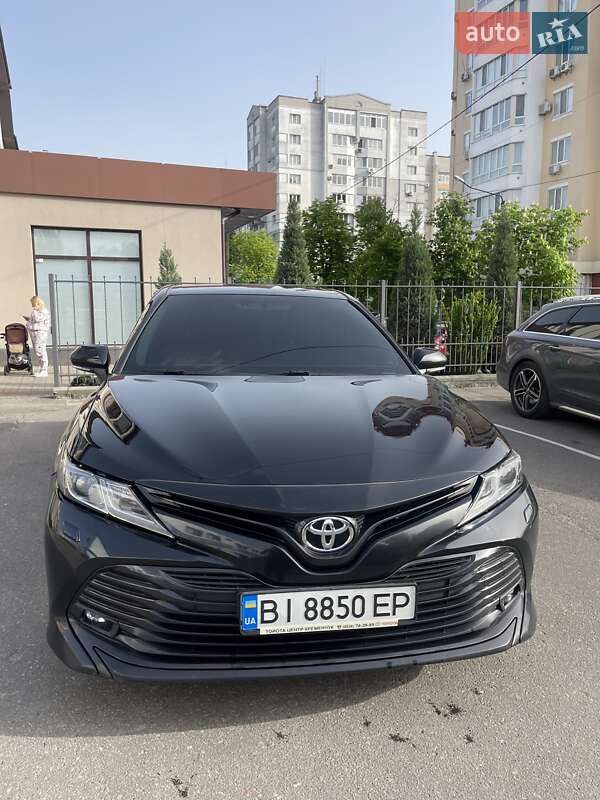 Седан Toyota Camry 2019 в Полтаве