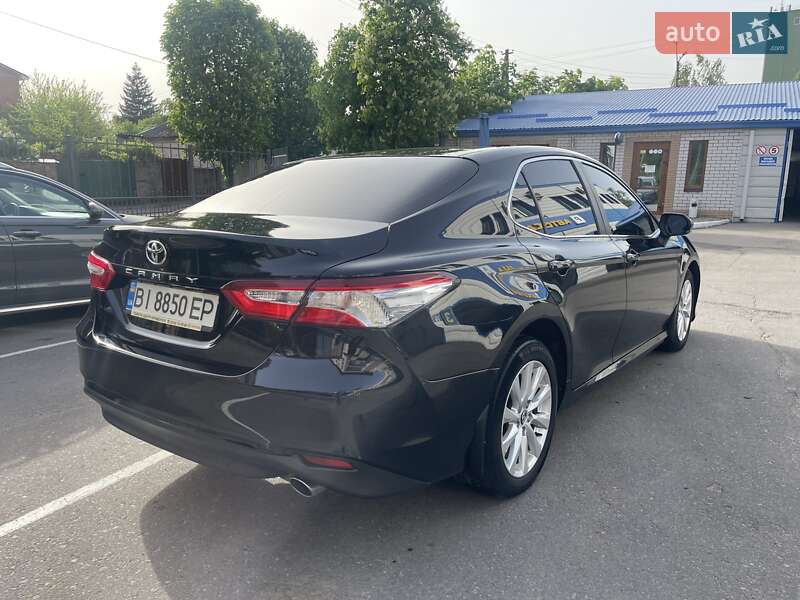 Седан Toyota Camry 2019 в Полтаве