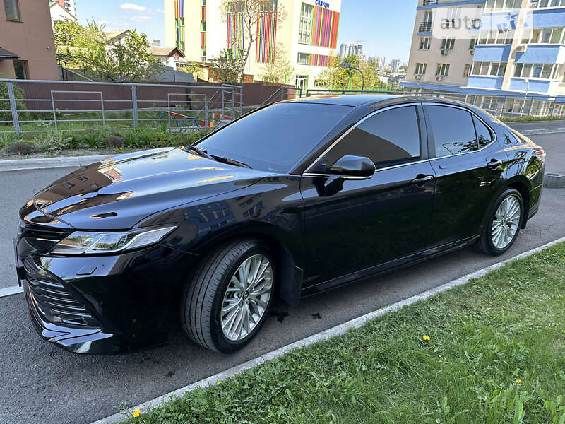 Седан Toyota Camry 2019 в Києві